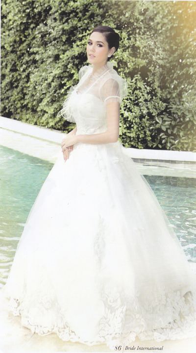 ชมพู่ สวยสง่าในชุดแต่งงานสไตล์อ่อนหวาน