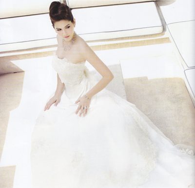 ชมพู่ สวยสง่าในชุดแต่งงานสไตล์อ่อนหวาน