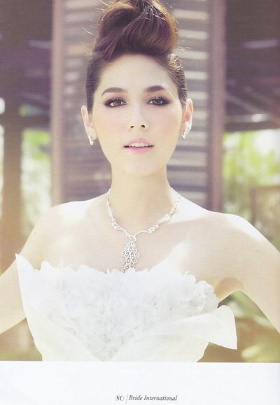 ชมพู่ สวยสง่าในชุดแต่งงานสไตล์อ่อนหวาน