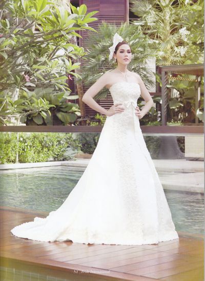 ชมพู่ สวยสง่าในชุดแต่งงานสไตล์อ่อนหวาน