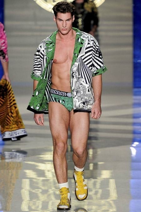 MILAN FASHION WEEK: VERSACE SPRING 2012