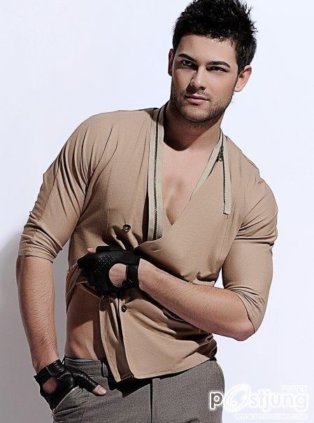 หนุ่มอินเดียหล่อเข้ม