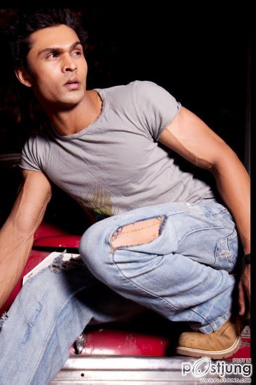 หนุ่มอินเดียหล่อเข้ม