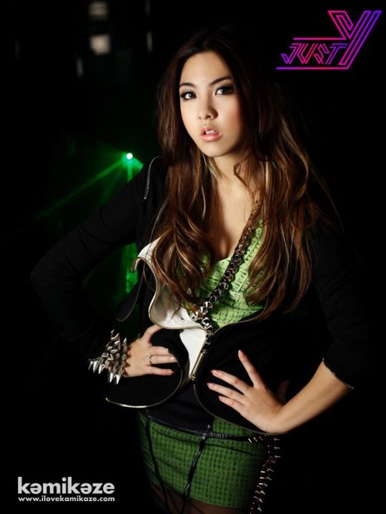 หวาย KAMIKAZE @ MV.รักฉันทำไม (For What?) Feat. 3.2.1