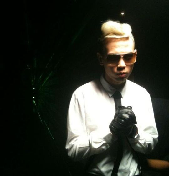 หวาย KAMIKAZE @ MV.รักฉันทำไม (For What?) Feat. 3.2.1