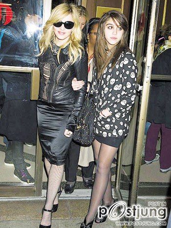 ลูกสาวรับไม่ได้ อับอายที่มีแม่อย่าง มาดอนน่า...