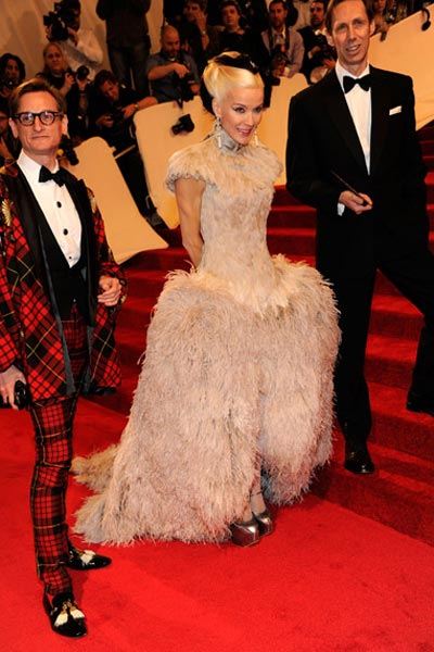 7. ดาฟเน่ กินเนสส์ ในงาน Met Gala 2011