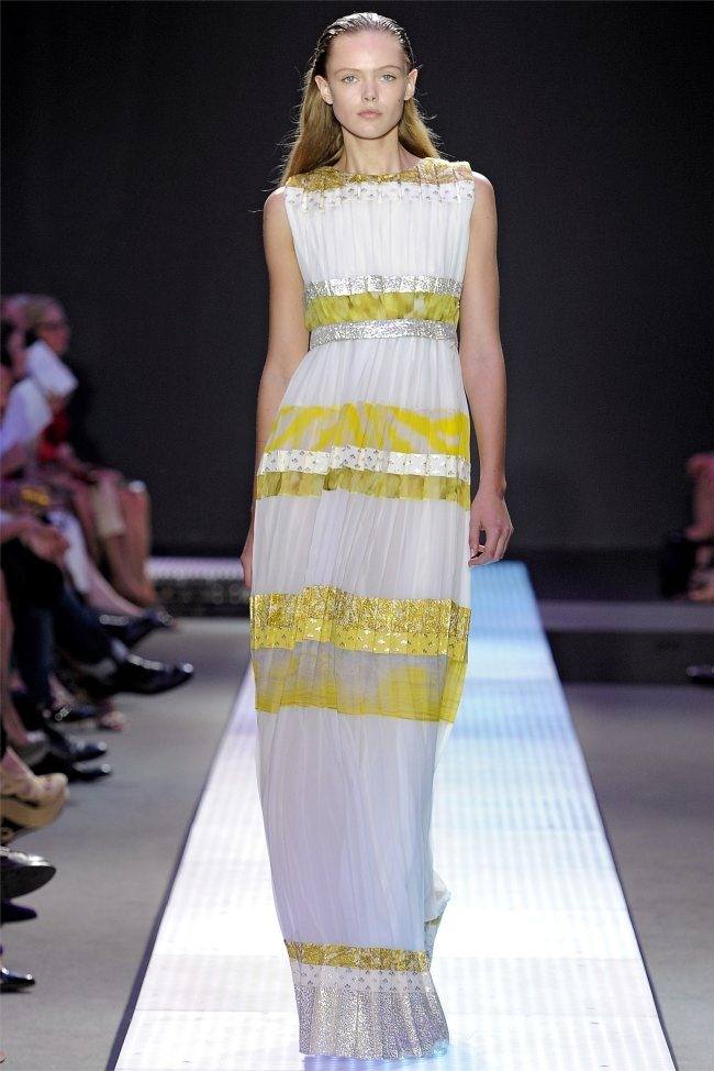 PARIS FASHION WEEK: GIAMBATTISTA VALLI SPRING 2012