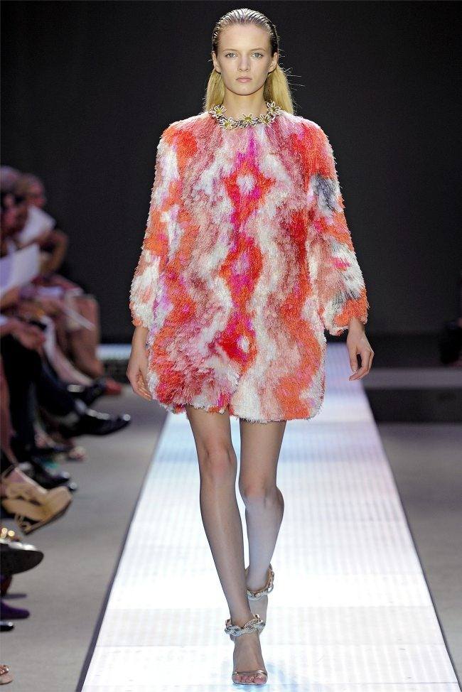 PARIS FASHION WEEK: GIAMBATTISTA VALLI SPRING 2012