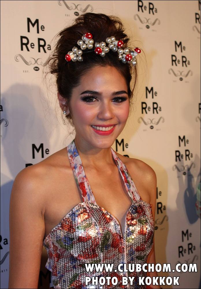 ชมพู่ อารยา ในงานเปิดตัวร้านเสื้อผ้าMeReRa ของเอมมี่ มรกต