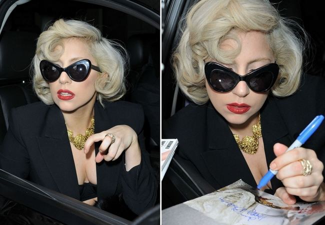 Lady Gaga แจกลายเซ้นให้แฟนๆที่หน้าโรงแรมในเมือง NYC
