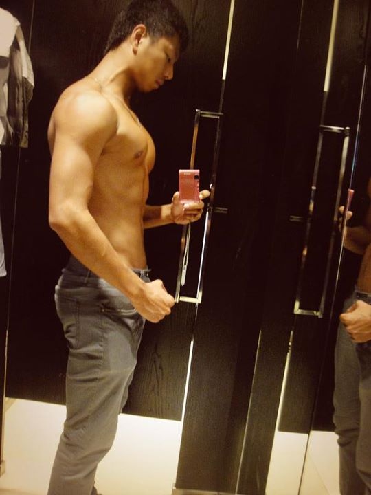 หล่อโชว์กล้าม