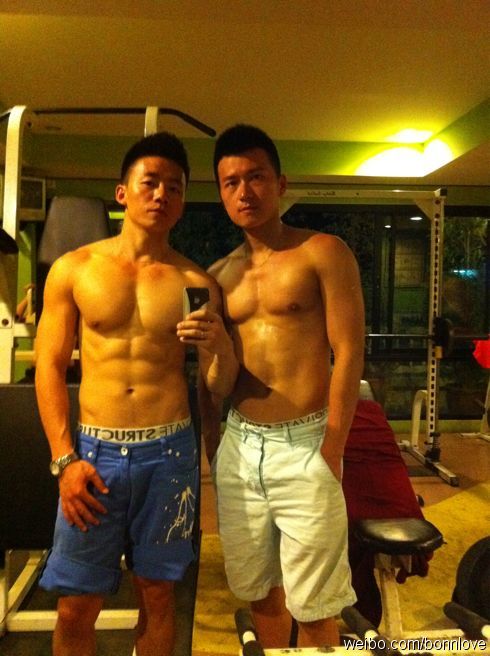 หล่อโชว์กล้าม