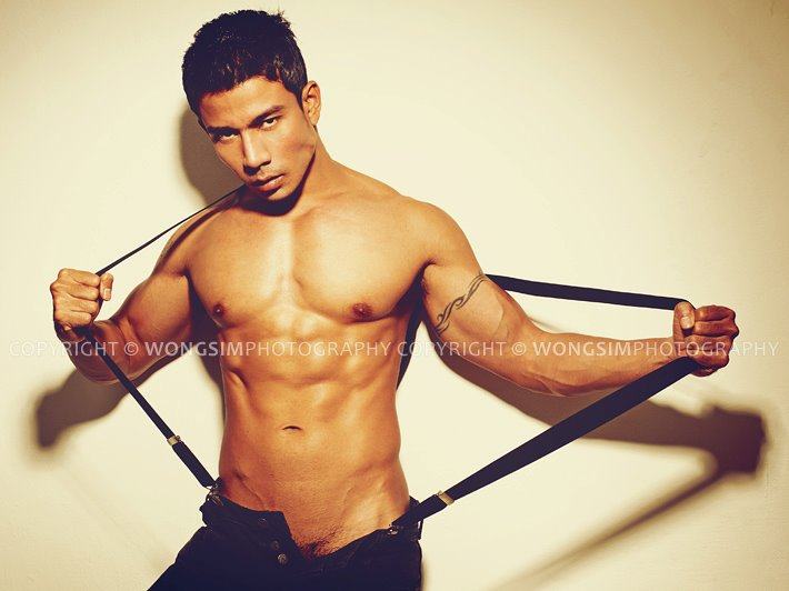 หล่อโชว์กล้าม