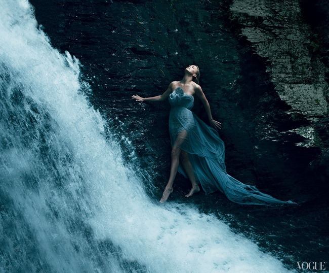 VOGUE MAGAZINE: CHARLIZE THERON IN "BREAKING AWAY" BY PHOTOGRAPHER ANNIE LEIBOVITZ