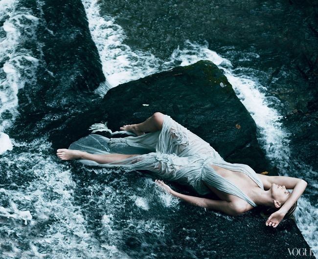 VOGUE MAGAZINE: CHARLIZE THERON IN "BREAKING AWAY" BY PHOTOGRAPHER ANNIE LEIBOVITZ