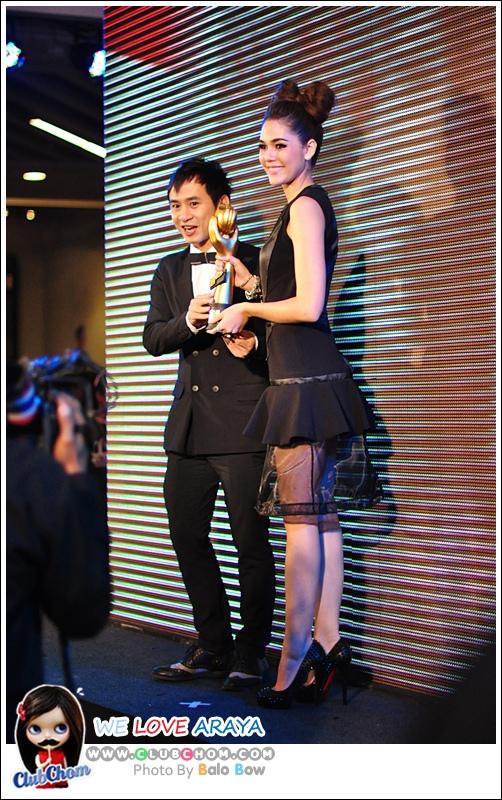 ชมพู่ อารยา รับรางวัล2สาขาในงานงาน 10 ปี HAMBURGER