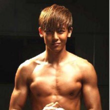 ประมวลภาพนักร้องหนุ่ม โชว์แผงอกเท่ห์ๆ ในปี 2554