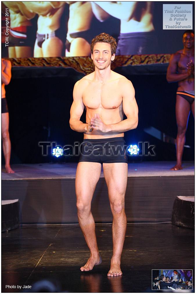 เก็บตกภาพหนุ่มๆจากงานประกวด Mister International 2011