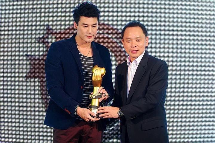 10th HAMBURGER THE DECADE OF FAME