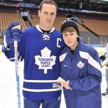 Justin Bieber กลับบ้านเมืองโชว์ลีลาเล่น Hockey!