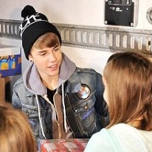 Justin Bieber ไปบริจากอาหารให้กับ Daily Bread Food Bank!