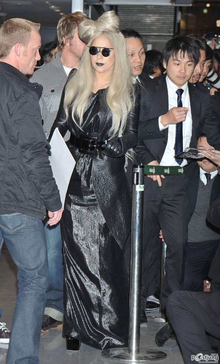 Lady Gaga เดินทางมาถึงสนามบิน Narita ที่ประเทศญี่ปุ่นจ้า