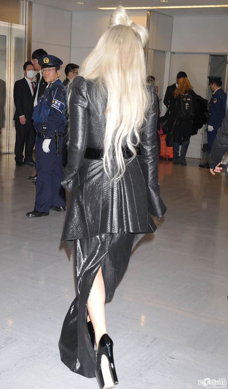 Lady Gaga เดินทางมาถึงสนามบิน Narita ที่ประเทศญี่ปุ่นจ้า