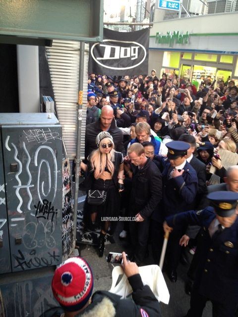 Lady Gaga ที่ Tokyo ในประเทศญี่ปุ่น 21/12/ 2011!!!