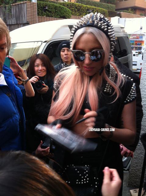 Lady Gaga ที่ Tokyo ในประเทศญี่ปุ่น 21/12/ 2011!!!