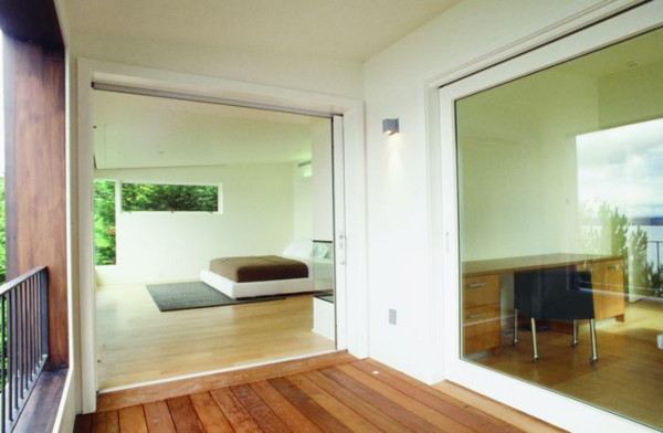 Contemporary Courtyard Design invites nature in .