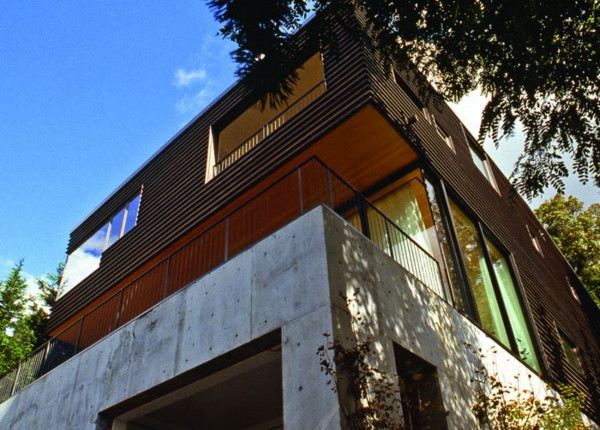 Contemporary Courtyard Design invites nature in .