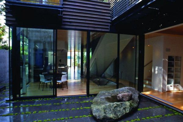 Contemporary Courtyard Design invites nature in .