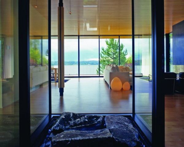 Contemporary Courtyard Design invites nature in .