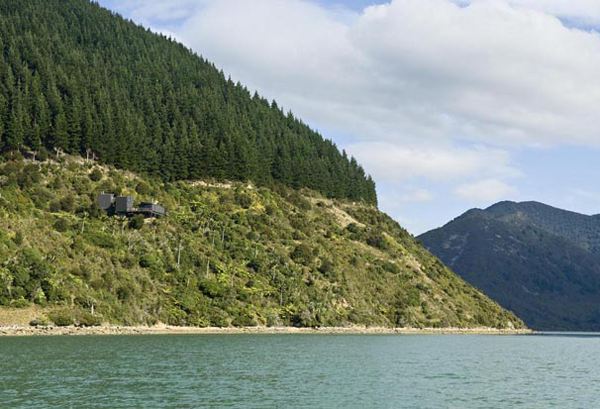 Hillside Cottage Plan in New Zealand Embraces Serenity and Sustainability