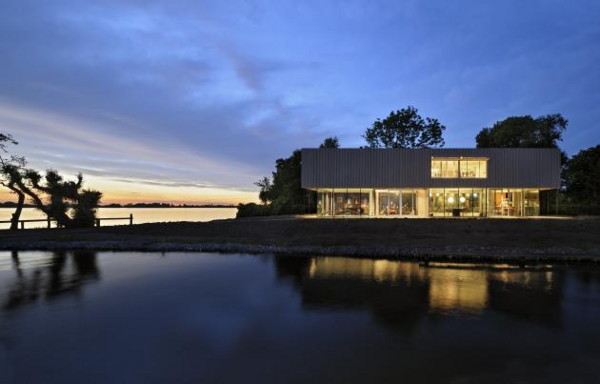 Contemporary Lake House by Dutch Architect Paul de Ruiter