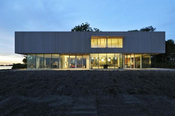 Contemporary Lake House by Dutch Architect Paul de Ruiter