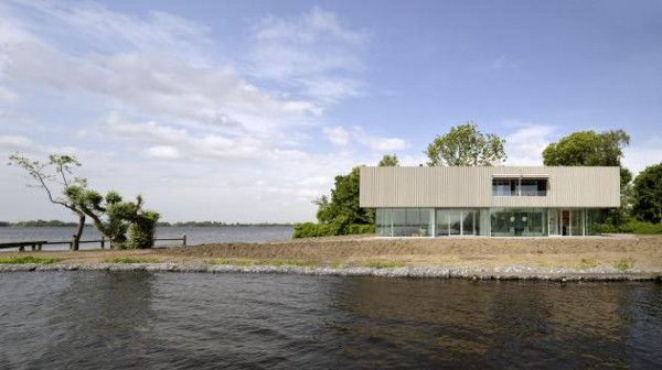 Contemporary Lake House by Dutch Architect Paul de Ruiter