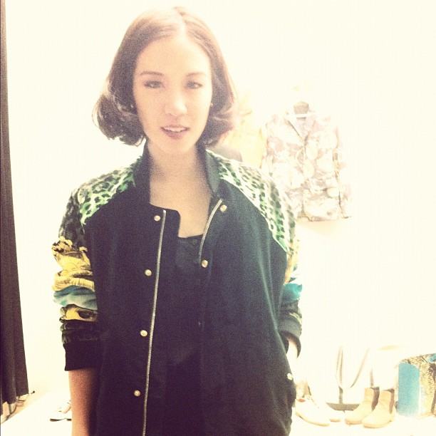 พลอย หอวัง มาแบบเท่ ๆ กับแจ็คเก็ตสีดำ