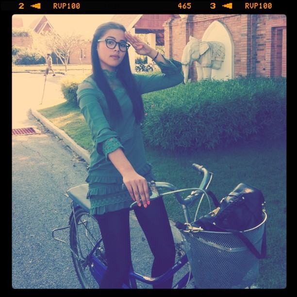 ญาญ่า อุรัสยา กับเสื้อแขนยาวขอบริ้วลูกไม้ระบาย ๆ