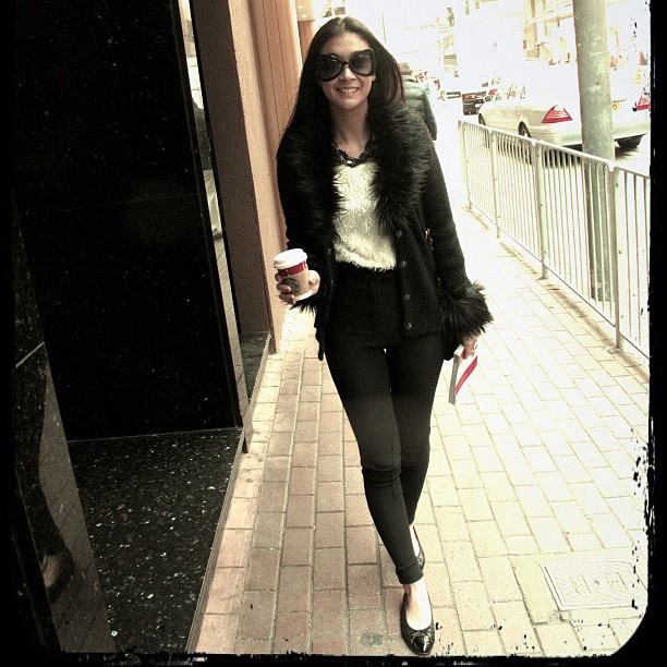 เอมี่ กลิ่นประทุม มาพร้อมเสื้อขนเฟอร์น่ารัก ๆ