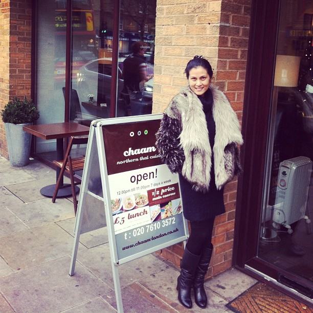 ปิ่น เก็จมณี คุณแม่ยังสาว+สวย กับเสื้อขนเฟอร์อุ่น