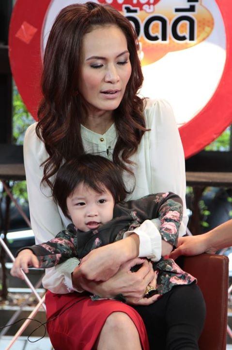 เอ-อัญชลี พร้อมลูกสาว "น้องเอวี่" เปิดใจในรายการเช้าดูวู้ดดี้