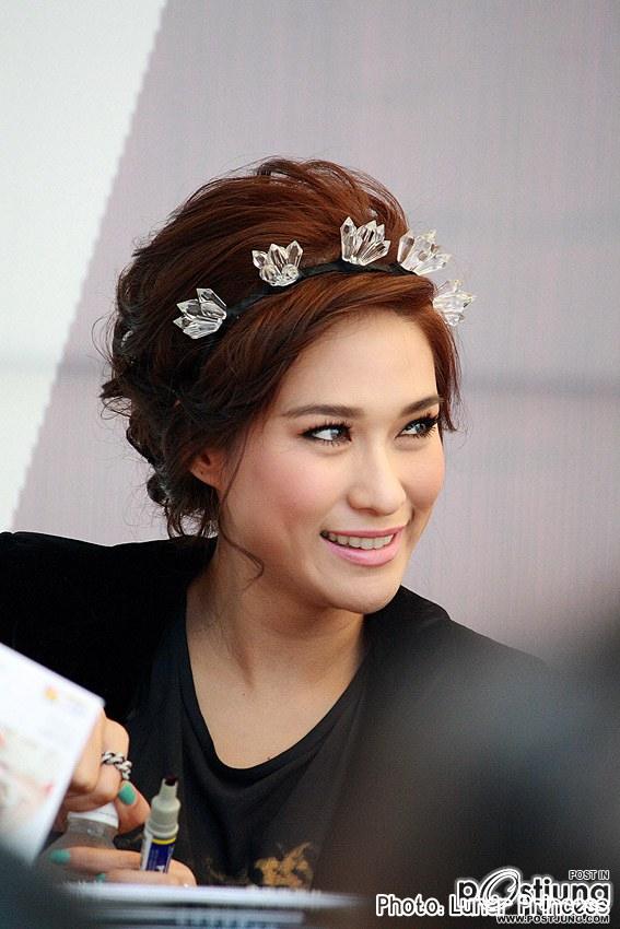 "PIC พลอย "แจกลายเซ็น"