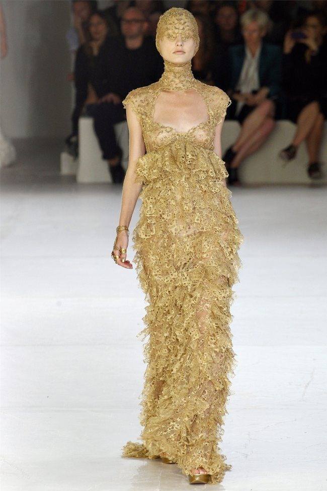 PARIS FASHION WEEK: ALEXANDER MCQUEEN SPRING 2012