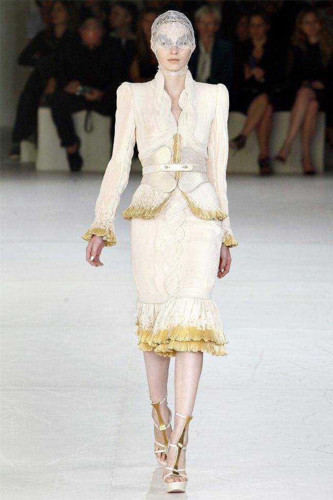 PARIS FASHION WEEK: ALEXANDER MCQUEEN SPRING 2012