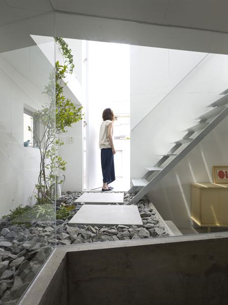 Amazing House Design in Japan - a garden inside the house ...