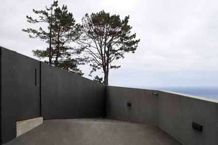 Seaside Home Design in Portugal - simply black and white