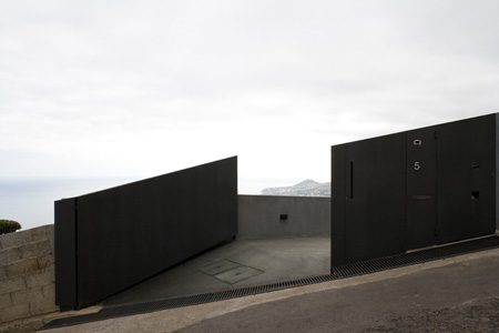 Seaside Home Design in Portugal - simply black and white