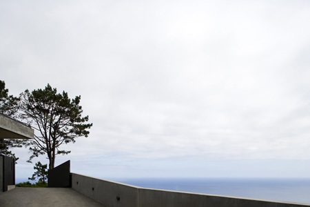 Seaside Home Design in Portugal - simply black and white